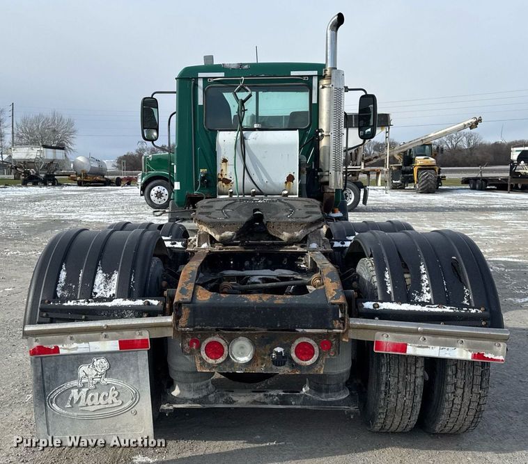 image for item DH9552 2006 Mack  CXN613 semi truck