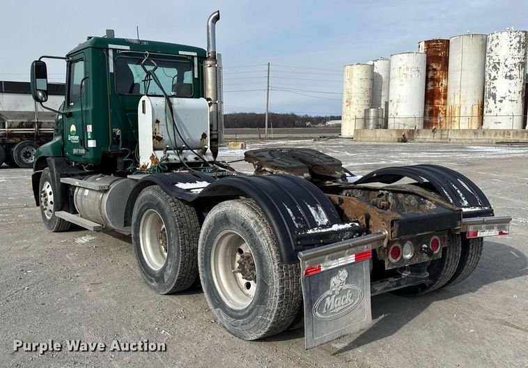 image for item DH9552 2006 Mack  CXN613 semi truck