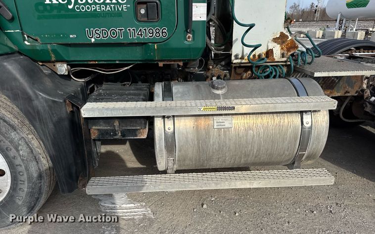 image for item DH9552 2006 Mack  CXN613 semi truck