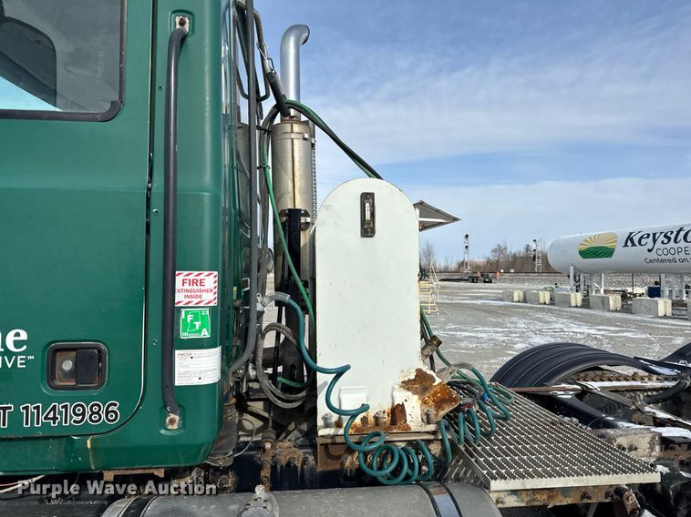 image for item DH9552 2006 Mack  CXN613 semi truck