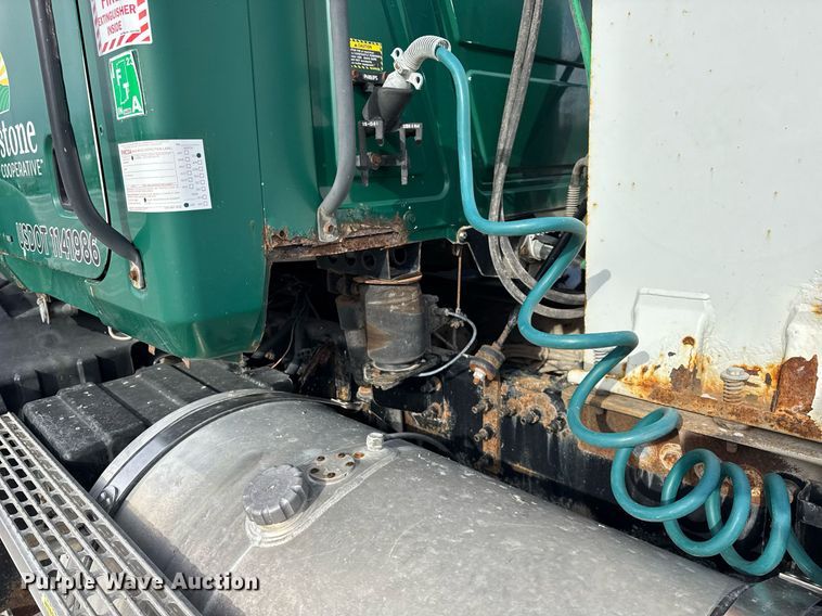 image for item DH9552 2006 Mack  CXN613 semi truck