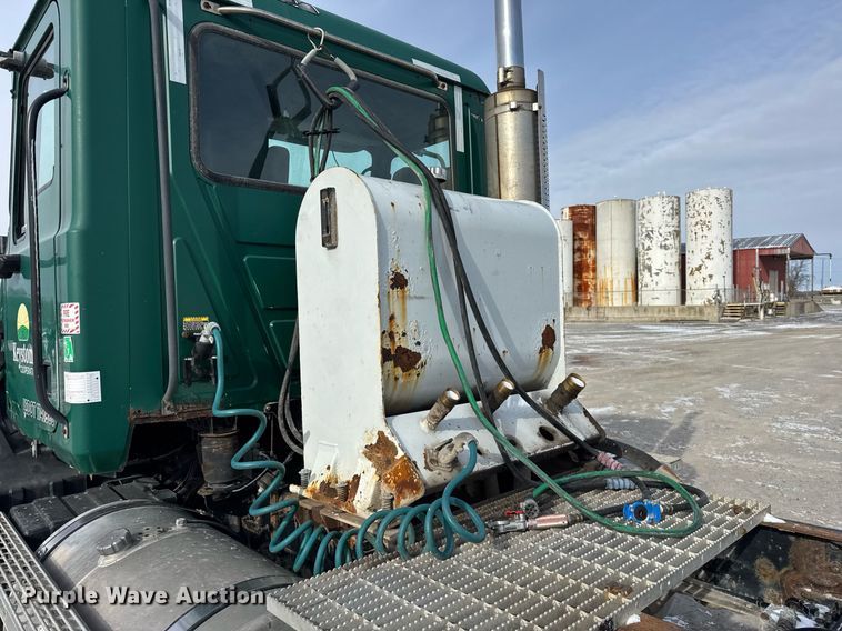 image for item DH9552 2006 Mack  CXN613 semi truck