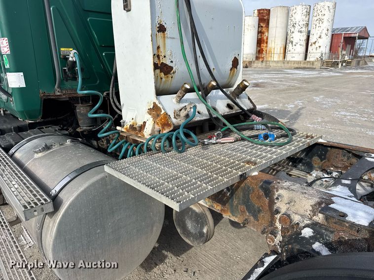 image for item DH9552 2006 Mack  CXN613 semi truck