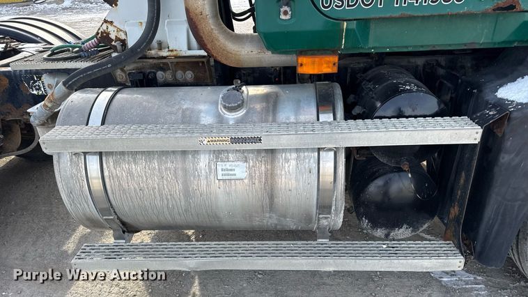 image for item DH9552 2006 Mack  CXN613 semi truck