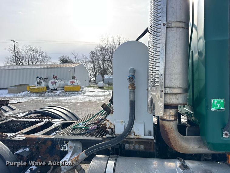 image for item DH9552 2006 Mack  CXN613 semi truck