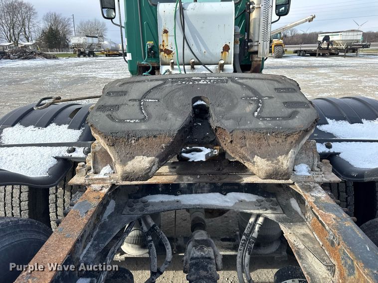 image for item DH9552 2006 Mack  CXN613 semi truck