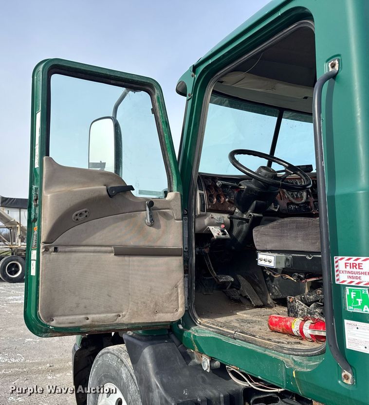 image for item DH9552 2006 Mack  CXN613 semi truck