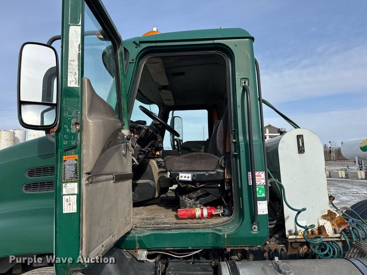 image for item DH9552 2006 Mack  CXN613 semi truck