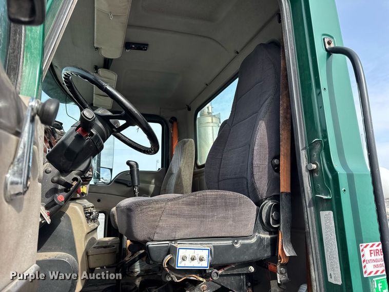 image for item DH9552 2006 Mack  CXN613 semi truck