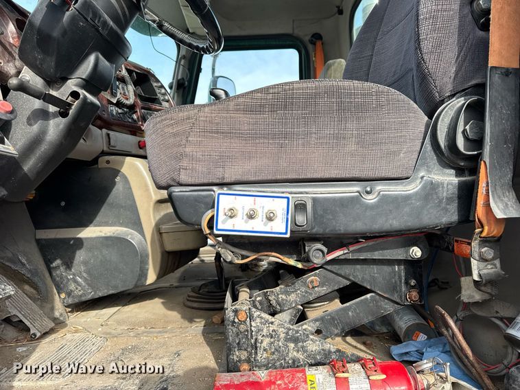 image for item DH9552 2006 Mack  CXN613 semi truck