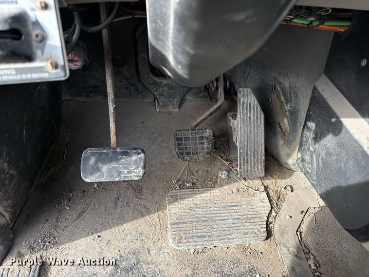 image for item DH9552 2006 Mack  CXN613 semi truck