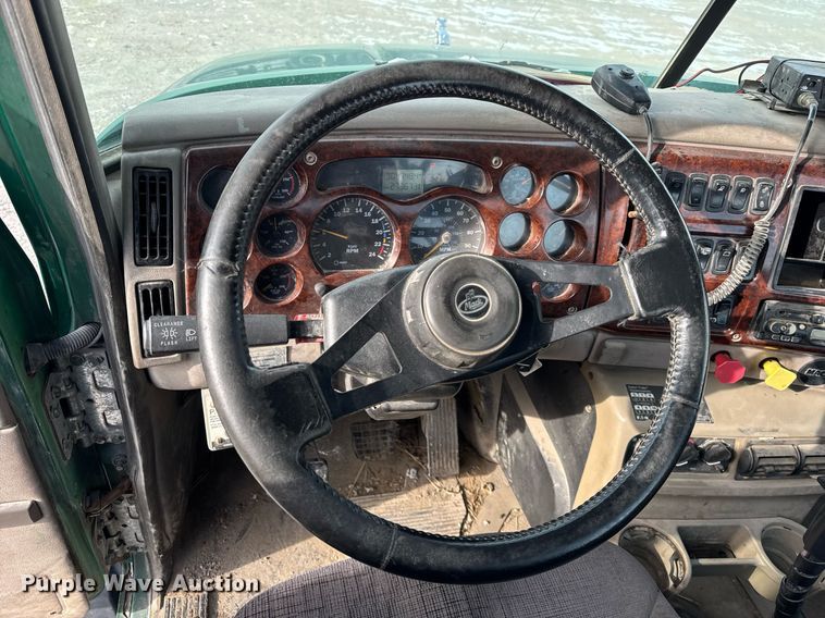 image for item DH9552 2006 Mack  CXN613 semi truck