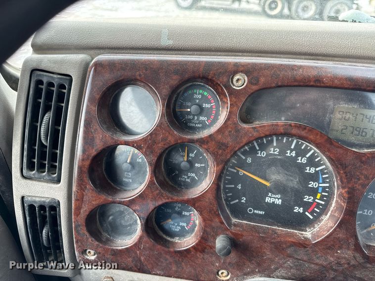 image for item DH9552 2006 Mack  CXN613 semi truck