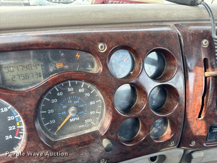 image for item DH9552 2006 Mack  CXN613 semi truck