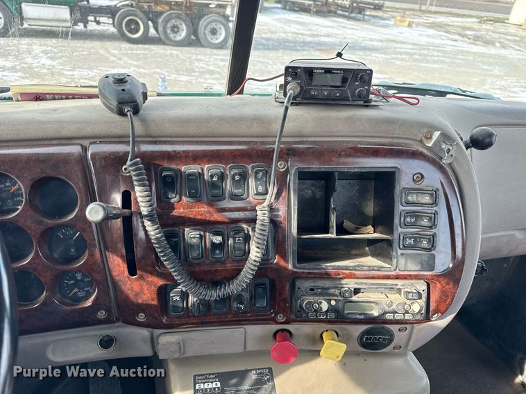 image for item DH9552 2006 Mack  CXN613 semi truck