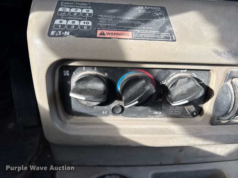 image for item DH9552 2006 Mack  CXN613 semi truck