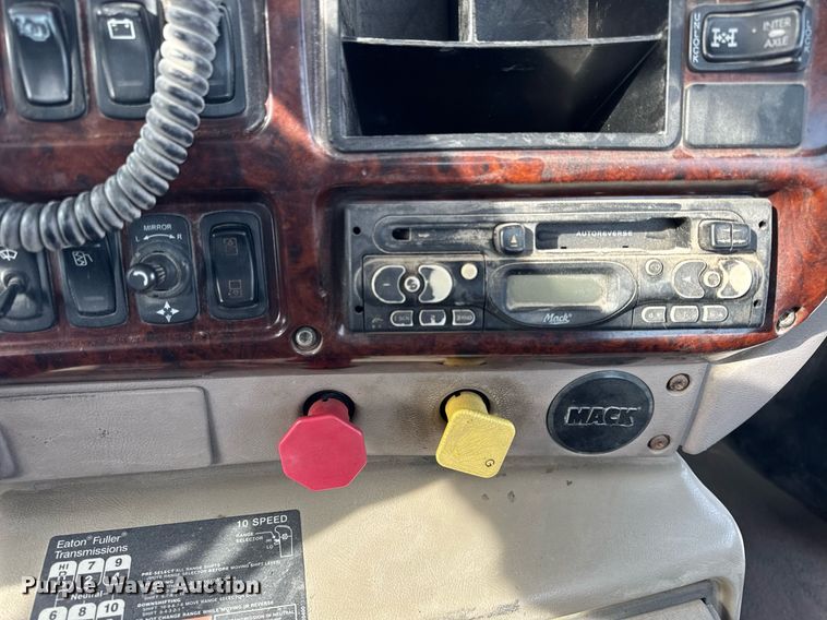 image for item DH9552 2006 Mack  CXN613 semi truck