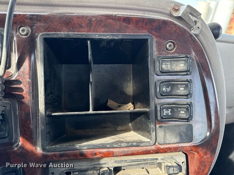 image for item DH9552 2006 Mack  CXN613 semi truck