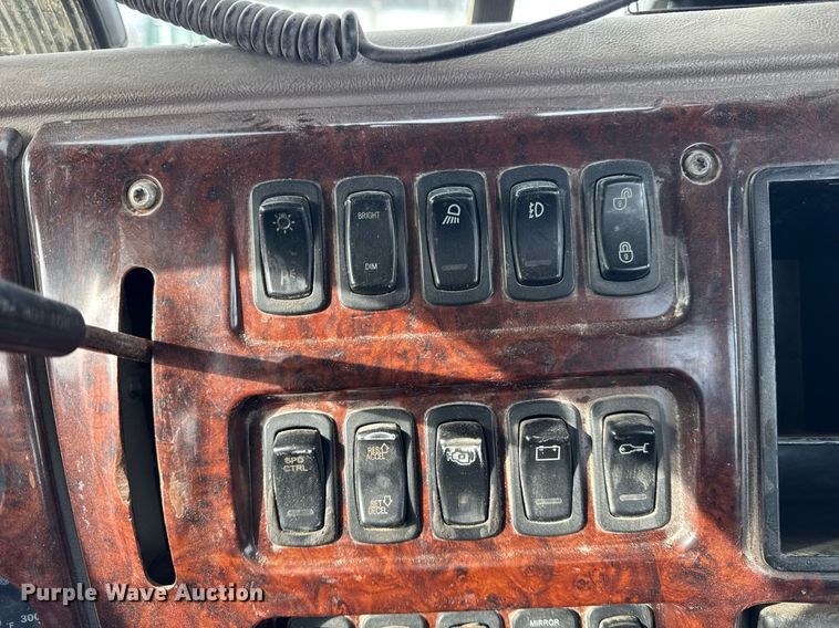 image for item DH9552 2006 Mack  CXN613 semi truck