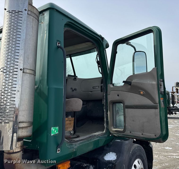 image for item DH9552 2006 Mack  CXN613 semi truck