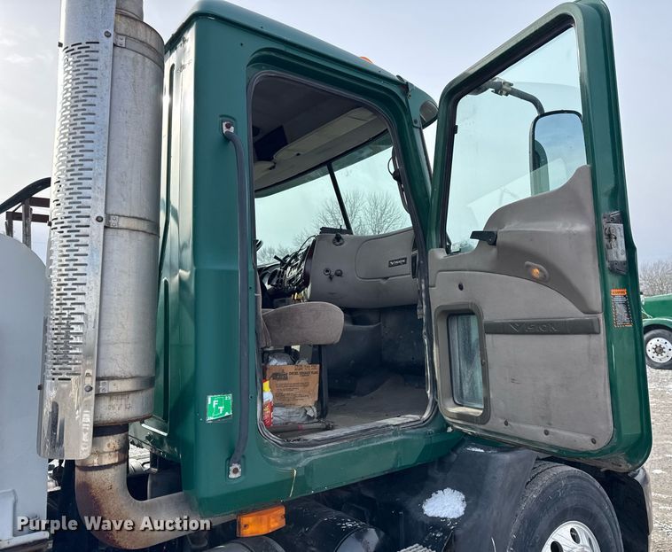 image for item DH9552 2006 Mack  CXN613 semi truck