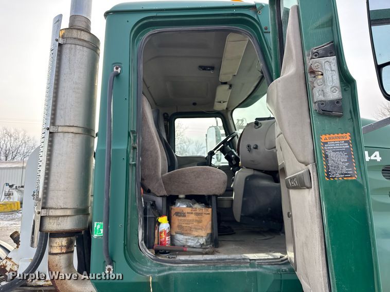 image for item DH9552 2006 Mack  CXN613 semi truck