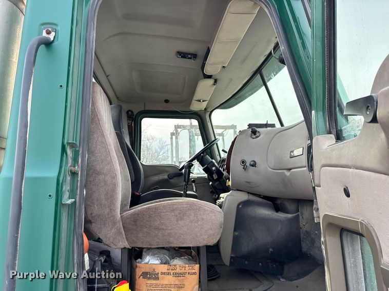 image for item DH9552 2006 Mack  CXN613 semi truck