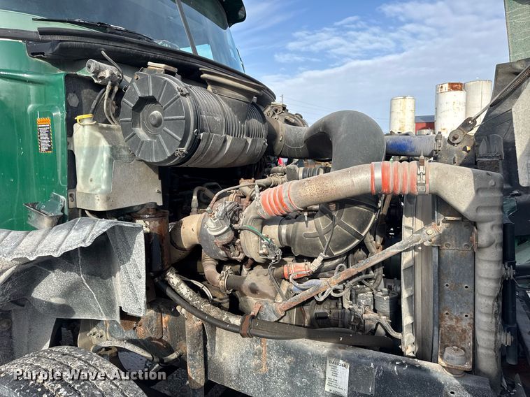 image for item DH9552 2006 Mack  CXN613 semi truck