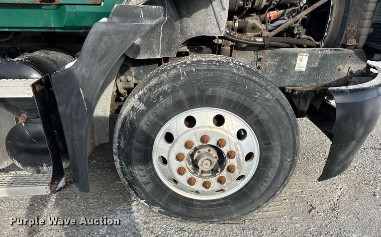 image for item DH9552 2006 Mack  CXN613 semi truck