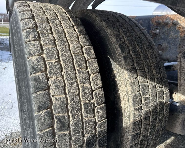 image for item DH9552 2006 Mack  CXN613 semi truck