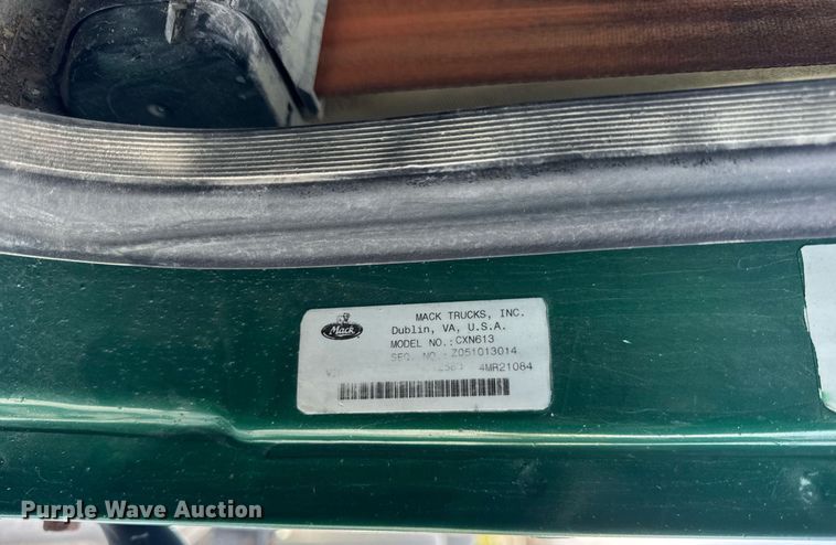 image for item DH9552 2006 Mack  CXN613 semi truck