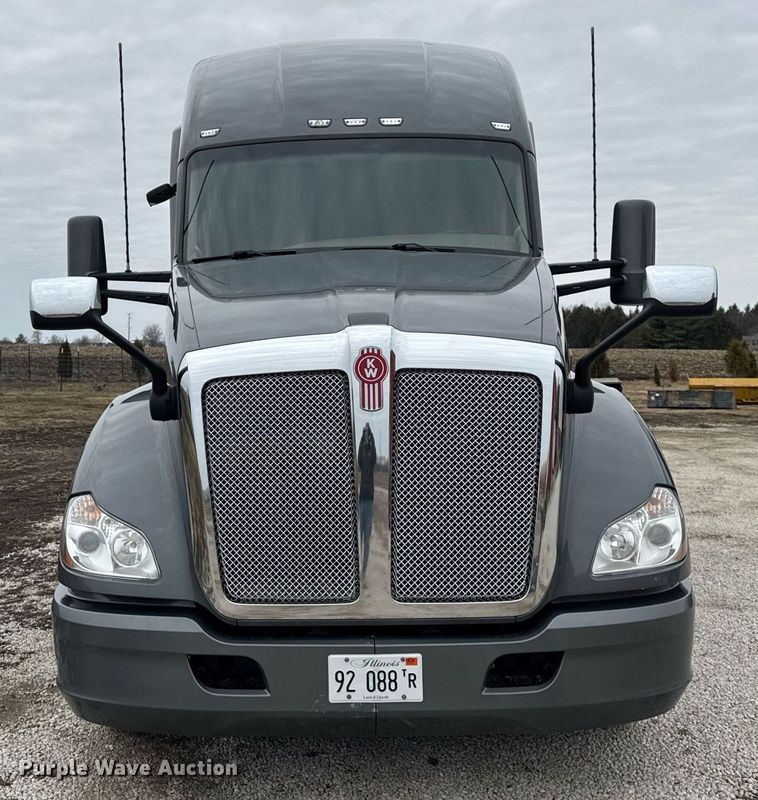 image for item DH9845 2019 Kenworth T680 semi truck