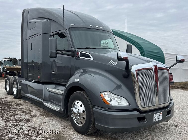 image for item DH9845 2019 Kenworth T680 semi truck