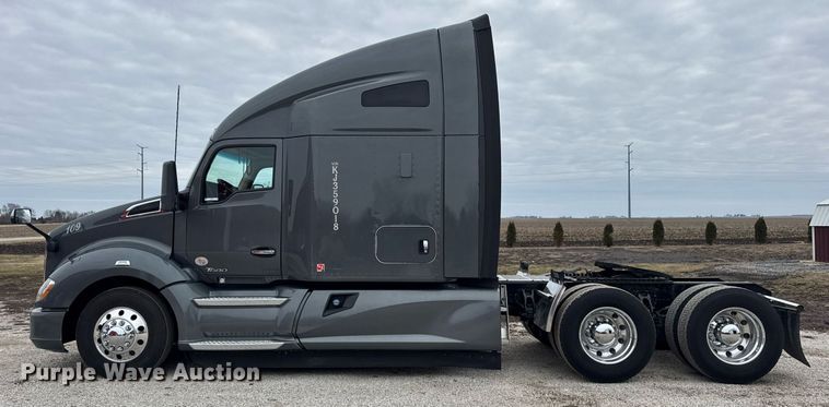 image for item DH9845 2019 Kenworth T680 semi truck