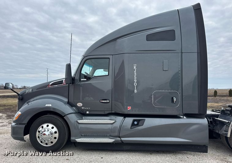 image for item DH9845 2019 Kenworth T680 semi truck