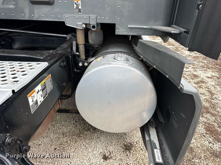 image for item DH9845 2019 Kenworth T680 semi truck