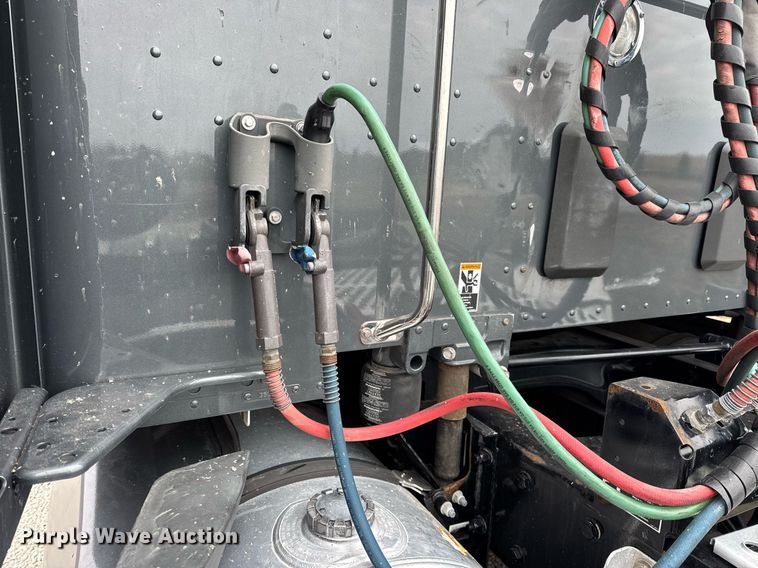 image for item DH9845 2019 Kenworth T680 semi truck