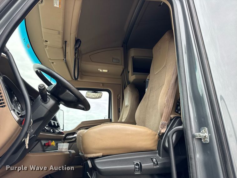 image for item DH9845 2019 Kenworth T680 semi truck