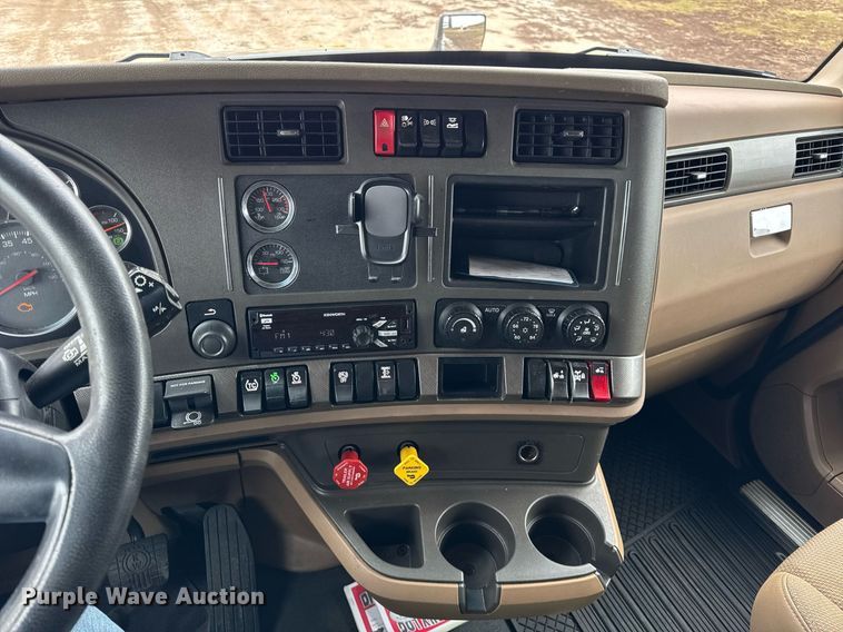 image for item DH9845 2019 Kenworth T680 semi truck
