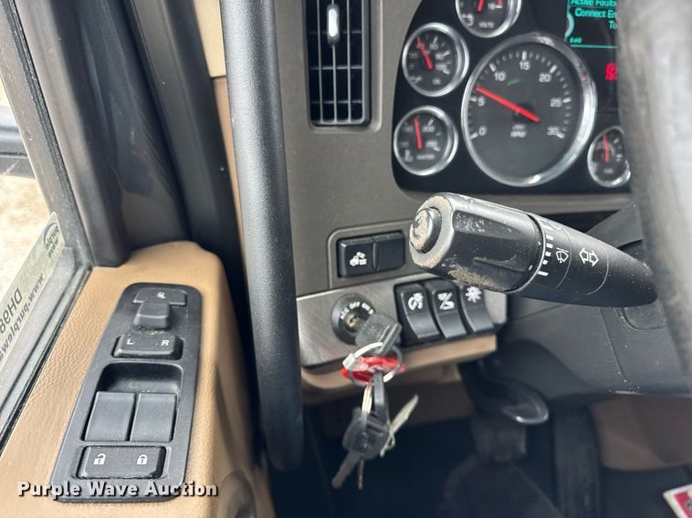 image for item DH9845 2019 Kenworth T680 semi truck