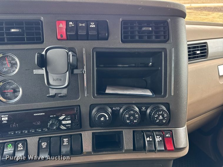 image for item DH9845 2019 Kenworth T680 semi truck