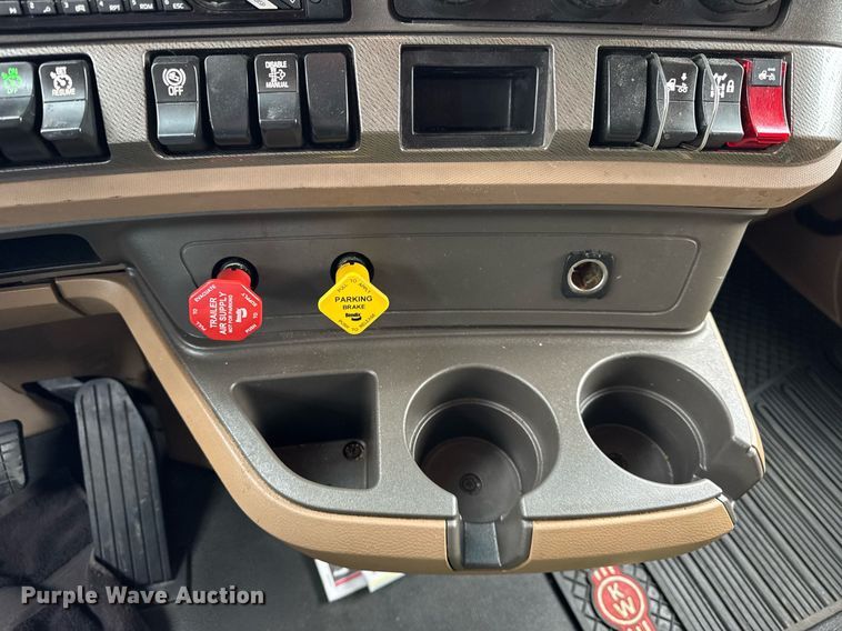 image for item DH9845 2019 Kenworth T680 semi truck