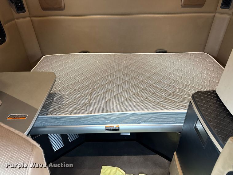 image for item DH9845 2019 Kenworth T680 semi truck