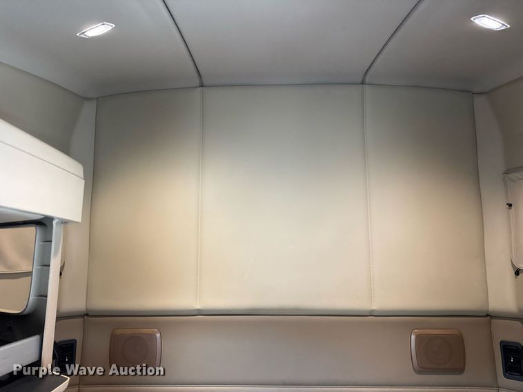 image for item DH9845 2019 Kenworth T680 semi truck