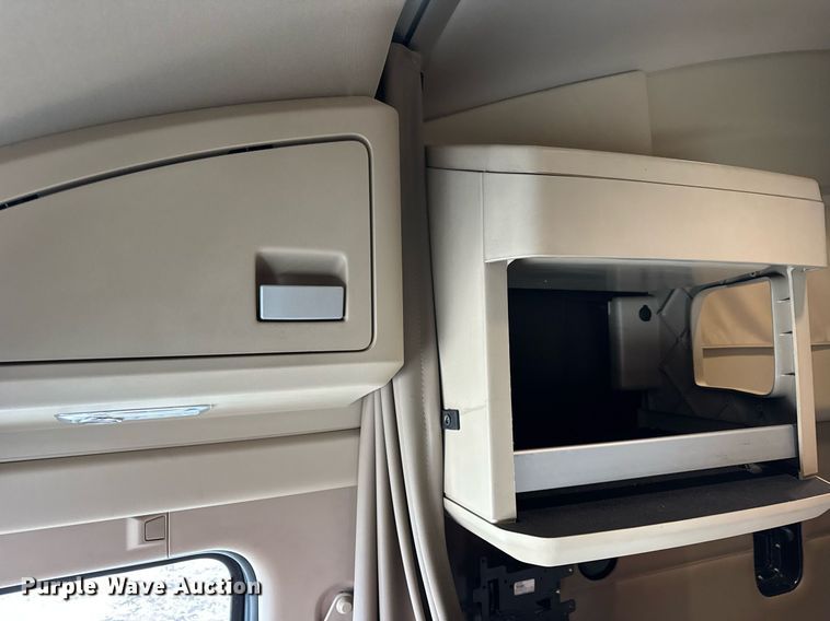 image for item DH9845 2019 Kenworth T680 semi truck