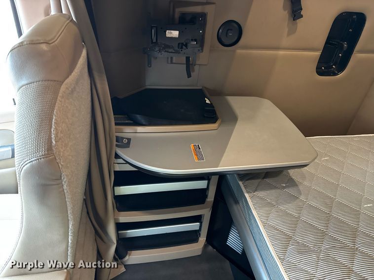 image for item DH9845 2019 Kenworth T680 semi truck