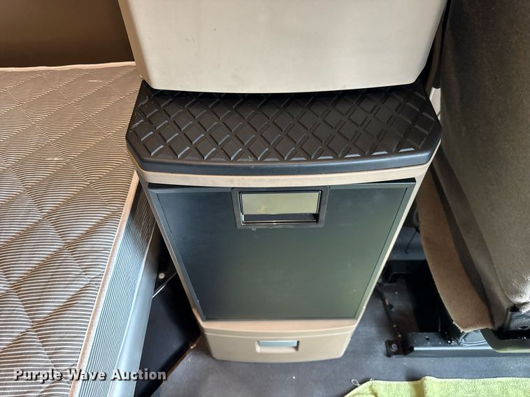 image for item DH9845 2019 Kenworth T680 semi truck