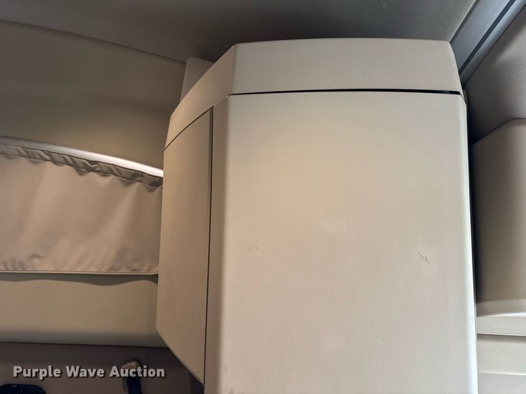 image for item DH9845 2019 Kenworth T680 semi truck