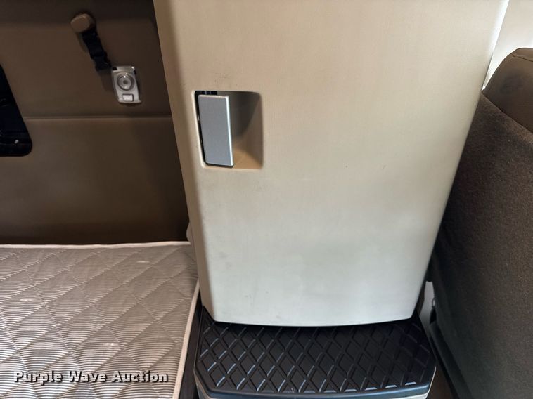 image for item DH9845 2019 Kenworth T680 semi truck