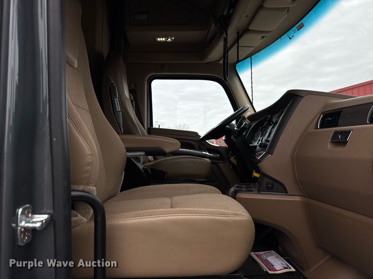 image for item DH9845 2019 Kenworth T680 semi truck